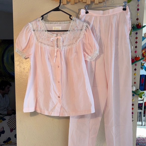 barbizon Other - VINTAGE BARBIZON PAJAMA SET. light pink, short sleeve balloon sleeve lace with e